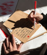 Tự làm thiệp thủ công – Món quà viết tay đầy cảm xúc